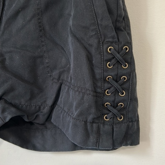 White House Black Market The 5” Short Black Corset Side Detail Sz 4 - Picture 4 of 12